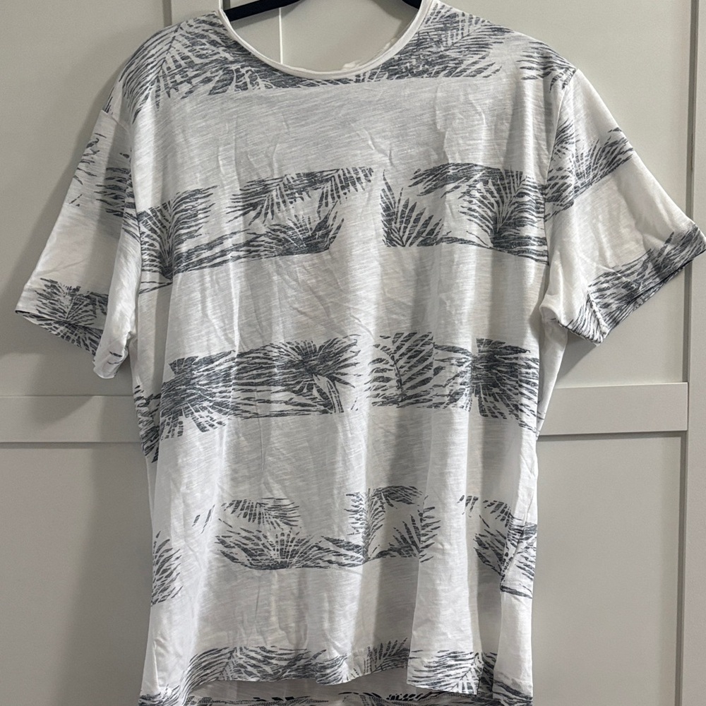 Men's Casual White and Gray Graphic Tee